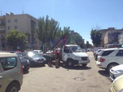 На юге Москвы мужчина набросился на автоэвакуатор и разбил его. На юге Москвы мужчина набросился на автоэвакуатор и разбил его.