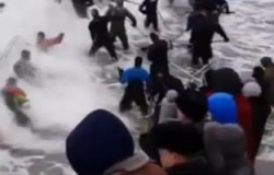 Рождественское чудо: после шторма российский пляж засыпало янтарем