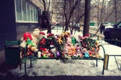 В память об убитой 4-летней девочке москвичи организовали два мемориала В память об убитой 4-летней девочке москвичи организовали два мемориала