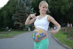 «День любви» по-волгоградски: расписные животики и гадание на ромашке