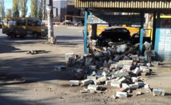 В Волгограде легковушка влетела в остановку, трое пострадавших В Волгограде легковушка влетела в остановку, трое пострадавших