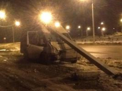 В центре Волгограда маршрутка снесла столб В центре Волгограда маршрутка снесла столб