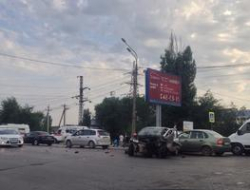 В Волгограде в ДТП у гипермаркета чуть не разорвало на части внедорожник В Волгограде в ДТП у гипермаркета чуть не разорвало на части внедорожник