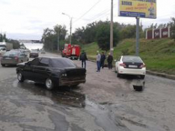 В Волгограде водитель «Шевроле Нива» устроил аварию с двумя автомобилями В Волгограде водитель «Шевроле Нива» устроил аварию с двумя автомобилями