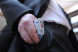 Специалист здравоохранения «залетел» на взятке