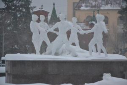 Фонтан «Танцующие дети» в Волгограде забыли укрыть на зиму Фонтан «Танцующие дети» в Волгограде забыли укрыть на зиму