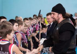 Александр «Хирург» Залдостанов поздравил волгоградских школьников-баскетболистов Александр «Хирург» Залдостанов поздравил волгоградских школьников-баскетболистов