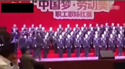 Китайский хор из 80 человек провалился под сцену