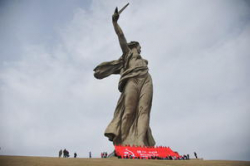 На Мамаевом Кургане развернули знамя в 200 квадратных метров