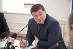 Волгоградский губернатор снизил себе зарплату на 10% Волгоградский губернатор снизил себе зарплату на 10%