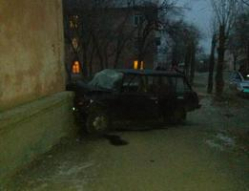 Под Волгоградом лихач протаранил жилой дом Под Волгоградом лихач протаранил жилой дом