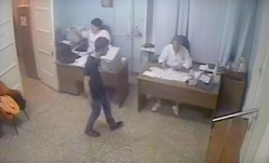 В Волгограде пьяный пациент избил врача-травматолога В Волгограде пьяный пациент избил врача-травматолога