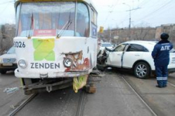 В Волгограде «Инфинити» протаранила трамвай