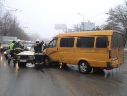 Волгоградец протаранил маршрутку, выезжая с АЗС