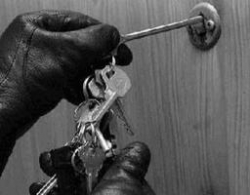 В Волгограде 26-летний грабитель съел три букета из конфет