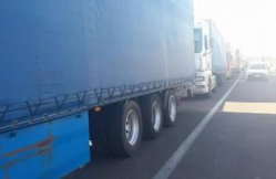 Застрявшие на границе с Крымом украинские дальнобойщики готовят бунт Застрявшие на границе с Крымом украинские дальнобойщики готовят бунт
