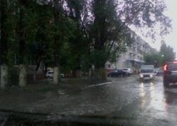 Сильный ливень в Волгограде парализовал движение транспорта Сильный ливень в Волгограде парализовал движение транспорта