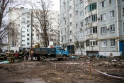 В Волгограде спасатели помогают вывозить вещи жильцам разрушенного дома В Волгограде спасатели помогают вывозить вещи жильцам разрушенного дома