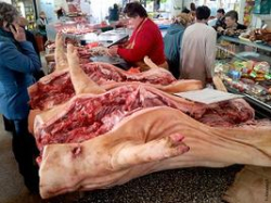 На рынках Волгограда свинина под запретом