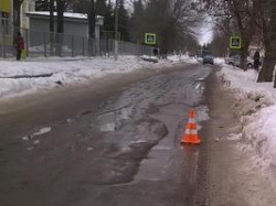 Под Волгоградом школьник съехал по льду под автобус