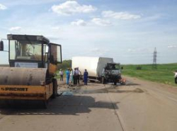 Под Волгоградом автофургон врезался в дорожный каток: погибла пара 17 и 22 лет Под Волгоградом автофургон врезался в дорожный каток: погибла пара 17 и 22 лет