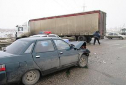 Под Волгоградом паренек «догнал» фуру на «десятке»: пострадала 17-летняя девушка