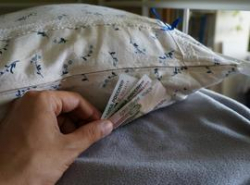 Россияне предпочитают хранить деньги в рублях и под подушкой  