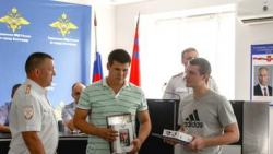 Двух волгоградцев наградили за задержание грабителя почтальона