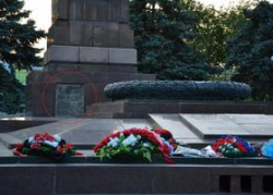 В Волгограде на Аллее Героев рушится обелиск