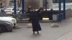 В Москве задержали у метро женщину в хиджабе с отрезанной головой ребенка В Москве задержали у метро женщину в хиджабе с отрезанной головой ребенка