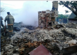 Под Волгоградом из-за непотушенной сигареты сгорел дом Под Волгоградом из-за непотушенной сигареты сгорел дом