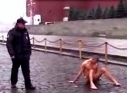 Художник «поздравил» полицейских, прибив свою мошонку к Красной площади Художник «поздравил» полицейских, прибив свою мошонку к Красной площади