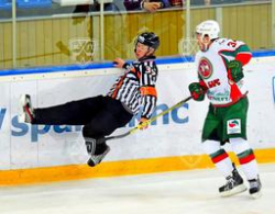 Хоккеист Дмитрий Обухов дисквалифицирован за подножку судье Хоккеист Дмитрий Обухов дисквалифицирован за подножку судье