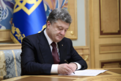Порошенко разрешил иностранцам служить в украинской армии Порошенко разрешил иностранцам служить в украинской армии