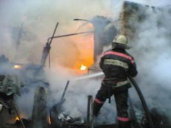 В Волгограде в деревянном доме сгорели отец и сын В Волгограде в деревянном доме сгорели отец и сын