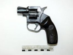 В Волгограде мужчина продал пистолет полицейскому за 1000 рублей В Волгограде мужчина продал пистолет полицейскому за 1000 рублей
