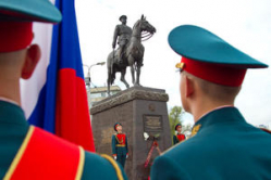 В центре Волгограда открыли памятник маршалу Рокоссовскому В центре Волгограда открыли памятник маршалу Рокоссовскому