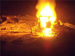 В Волгоградской области хулиганы сожгли трактор В Волгоградской области хулиганы сожгли трактор