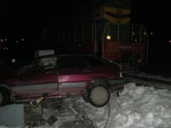 Под Волгоградом легковушка не успела проскочить перед тепловозом