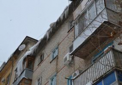В Волгограде началась борьба с сосульками В Волгограде началась борьба с сосульками
