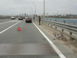 Велосипедиста сбили насмерть на «танцующем» мосту Велосипедиста сбили насмерть на «танцующем» мосту