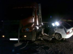 Под Волгоградом ВАЗ врезался в фуру: двое погибших Под Волгоградом ВАЗ врезался в фуру: двое погибших