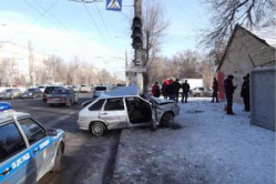 В Волгограде «четырнадцатая» врезалась в столб