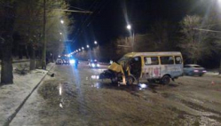 В Волгограде маршрутка № 160 врезалась в столб: двое раненых