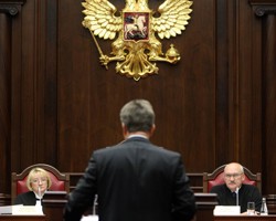 Конституционный суд РФ запретил увольнять с гражданской службы одиноких матерей Конституционный суд РФ запретил увольнять с гражданской службы одиноких матерей