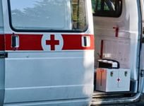 Под Волгоградом мужчина выпал из окна на крышу иномарки Под Волгоградом мужчина выпал из окна на крышу иномарки