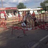В Волгограде автомобиль почти целиком провалился в яму В Волгограде автомобиль почти целиком провалился в яму