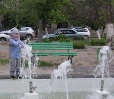 В Ворошиловском районе Волгограда спустя 20 лет запустили фонтан В Ворошиловском районе Волгограда спустя 20 лет запустили фонтан