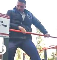 Кличко полез на турник доказывать, что он не «сосиска» Кличко полез на турник доказывать, что он не «сосиска»
