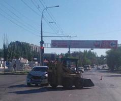 Тракторист устроил аварию в Краснооктябрьском районе Волгограда Тракторист устроил аварию в Краснооктябрьском районе Волгограда